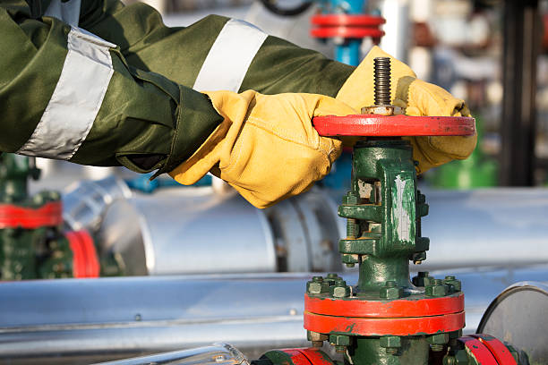нефтяных и газовых скважин работник - нефтяник стоковые фото и изображения