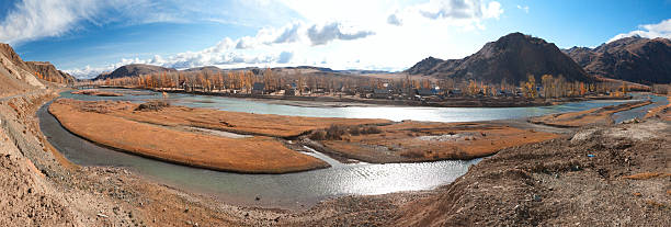 강이 흐르는 있는 스텝 지대 - horse panoramic scenics prairie 뉴스 사진 이미지