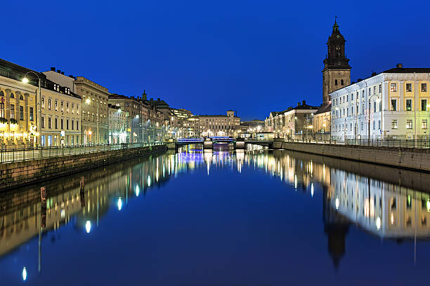 vista de noite do porto de grande canal e alemães igreja, gotemburgo - gothenburg city urban scene illuminated - fotografias e filmes do acervo
