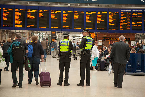 pcsos la police britannique des transports à glasgow gare centrale - british transport police photos et images de collection