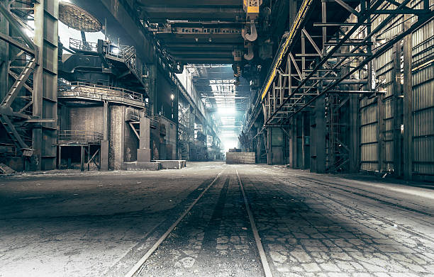 verlassenen fabrik - alte fabrik stock-fotos und bilder