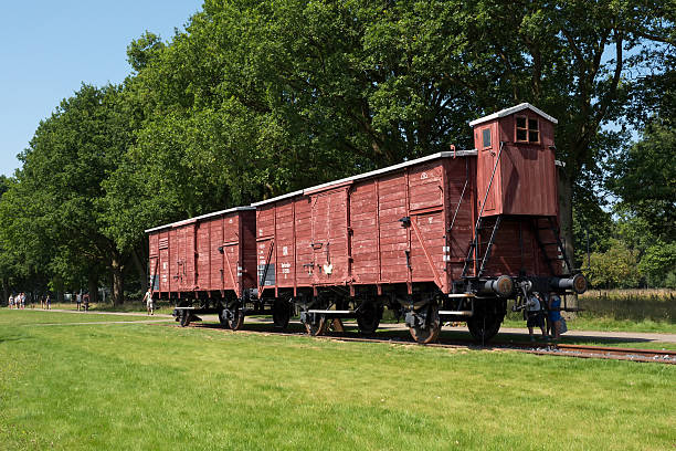 vagón ferrocarril en antiguo nazi westerbork campamento de tránsito. - adolf hitler displaced persons camp concentration fascism fotografías e imágenes de stock