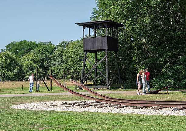 torre di guardia di ferrovie e del passato nazista transito camp westerbork - adolf hitler displaced persons camp concentration fascism foto e immagini stock