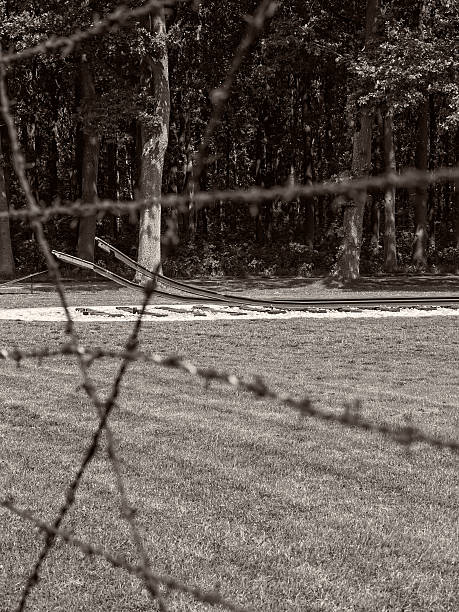 barb alambre y ferrocarril pista en tránsito campamento westerbork nazi - adolf hitler displaced persons camp concentration fascism fotografías e imágenes de stock