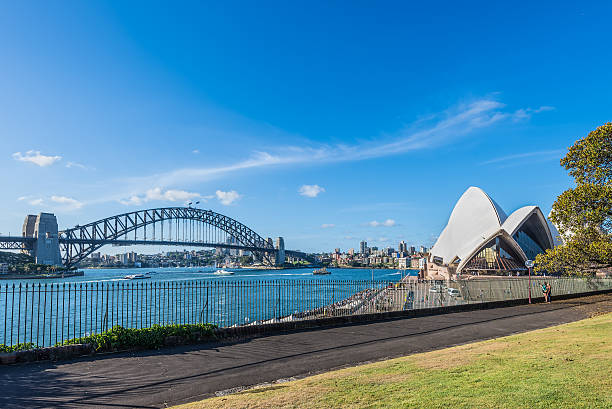 il sydney opera house e l'harbour bridge - sydney opera house sydney australia opera house bridge foto e immagini stock