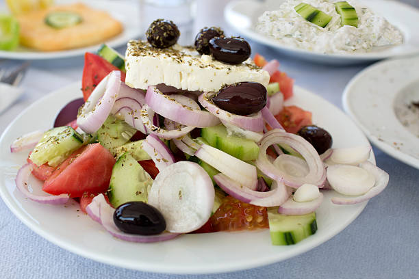 insalata greca nella taverna - greek culture salad olive feta cheese foto e immagini stock