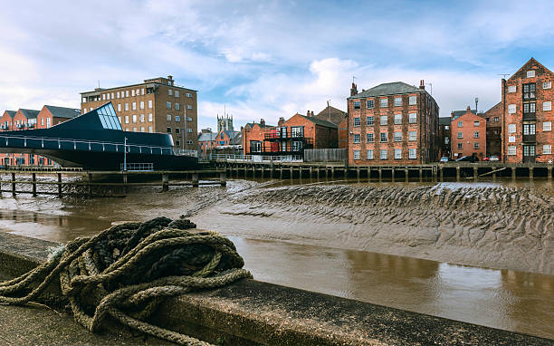 rzeka kadłub z domu, mieszkania, kościół w kadłubie, yorkshire, wielka brytania. - kingston upon hull zdjęcia i obrazy z banku zdjęć