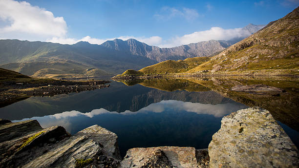 bergpanorama mit reflection lake des höchsten berges walisischen snowden - eisberg eisgebilde stock-fotos und bilder