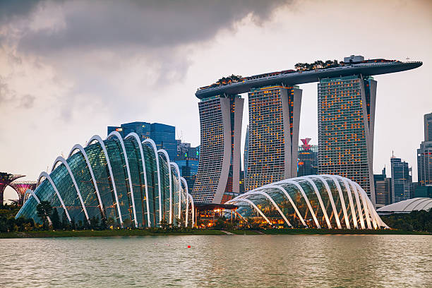 singapour quartier financier de marina baie sables - gardens by the bay photos et images de collection