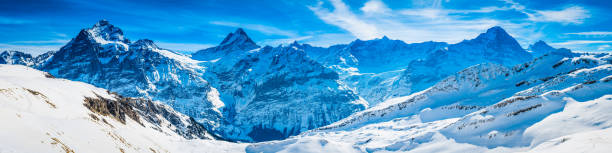 alpes suizos los picos de las montañas de invierno panorama wetterhorn schreckhorn eiger jungfrau - grindelwald european alps blue sky fotografías e imágenes de stock