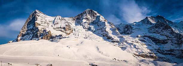 nívea picos panorama de las montañas de invierno eiger norte cara alpes, suiza - north face eiger mountain fotografías e imágenes de stock