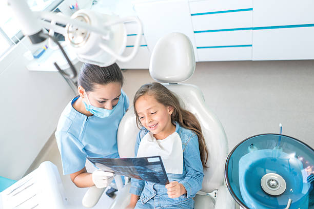 dziewczyna u dentysty patrząc na jej x-ray - dentist child cavity human teeth zdjęcia i obrazy z banku zdjęć