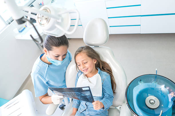 girl at the dentist looking at her x-ray - dentist child dentist office human teeth imagens e fotografias de stock