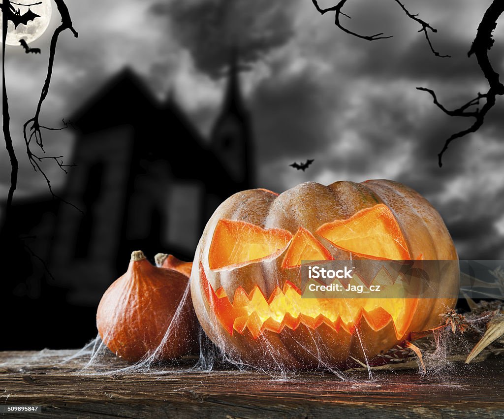 Halloween Zucca in legno con sfondo scuro - Foto stock royalty-free di Affettare il cibo