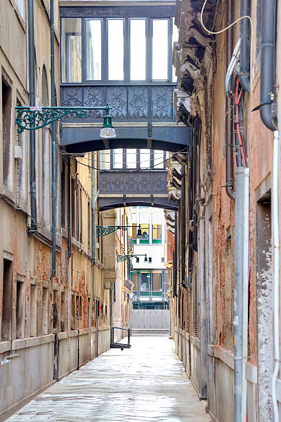 veneza. rua canal - venice italy italy street italian culture imagens e fotografias de stock