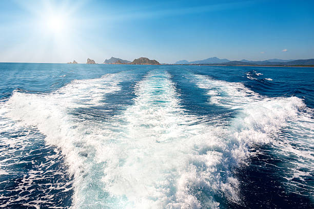 olas de mar azul detrás del barco - nautical vessel motorboating motorboat fun fotografías e imágenes de stock