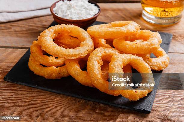 Foto de Anéis De Cebola Fritos Em Massa Com Molho e mais fotos de stock de Almoço - Almoço, Anel - Joia, Antepasto