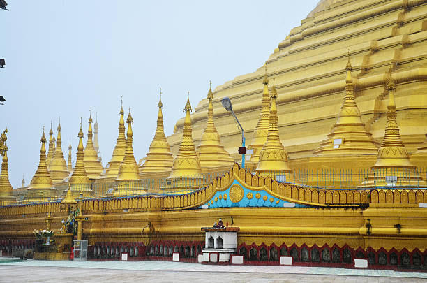 pagode de shwemawdaw pagode est un stupa à bago, myanmar - paya photos et images de collection