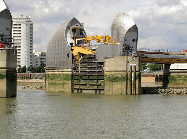 barreira do tâmisa - thames river thames barrier london england boundary - fotografias e filmes do acervo