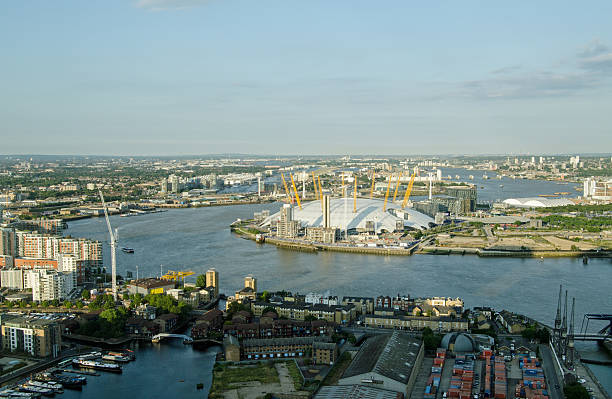 veduta aerea del fiume tamigi a greenwich - millennium dome foto e immagini stock