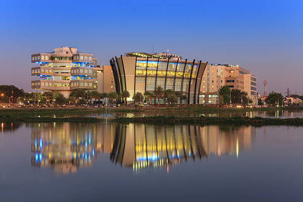 bangalore, indien - bangalore india business building exterior stock-fotos und bilder