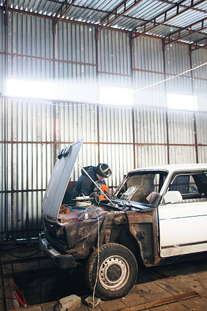 mecânico de reparação e assistência carro em garagem - car bodywork flash imagens e fotografias de stock