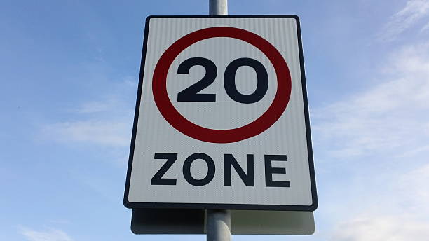 20 km/h limite haut débit, panneau de signalisation de la route - british transport police photos et images de collection