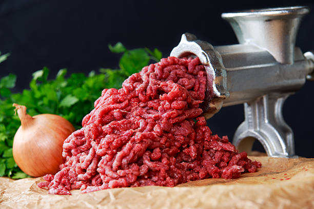 ・ ミンサー 新鮮な挽き肉 - meat grinder ground beef meat ストックフォトと画像