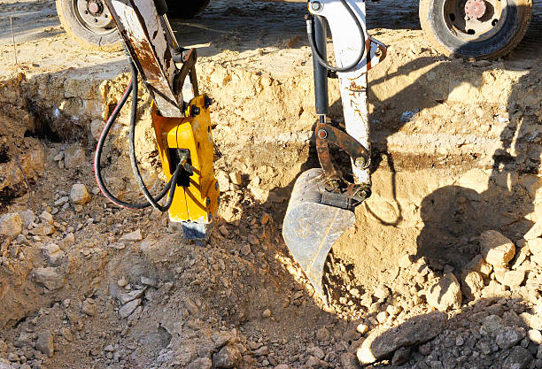 due escavatori in azione per eseguire uno scavo in rock - hydraulic platform hammer rock jackhammer foto e immagini stock