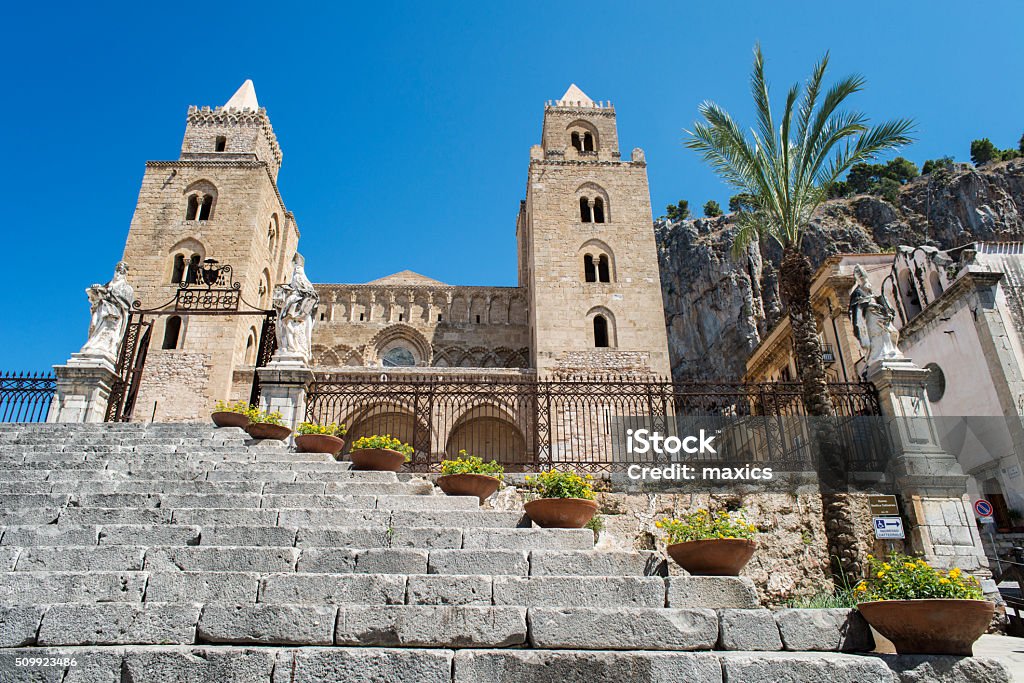 Vecchia chiesa cefalù-Sicilia - Foto stock royalty-free di Blu