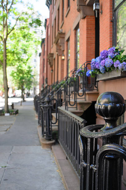 brownstone di brooklyn - brooklyn row house townhouse house foto e immagini stock