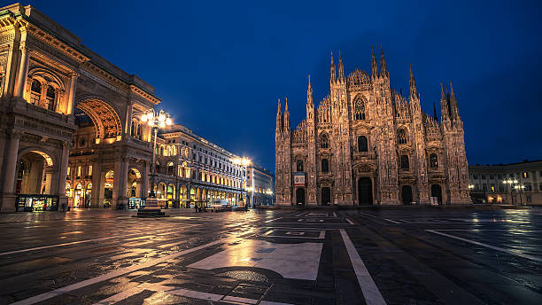 milão, na it�ália : praça del duomo, a praça da catedral - milan italy cathedral duomo of milan night - fotografias e filmes do acervo