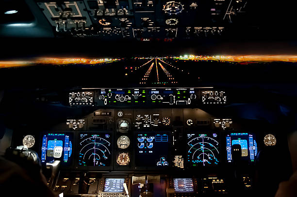 enfoque en la última noche-avión aterrizando vuelo vista de la plataforma - cabina de mando fotografías e imágenes de stock