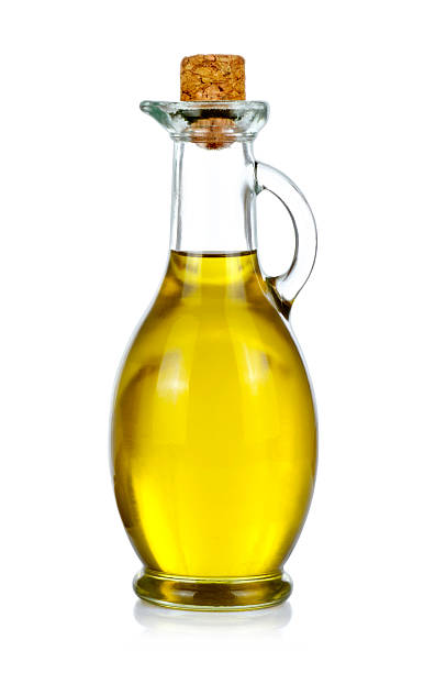flasche olivenöl auf weiß - olive oil pouring antioxidant liquid stock-fotos und bilder