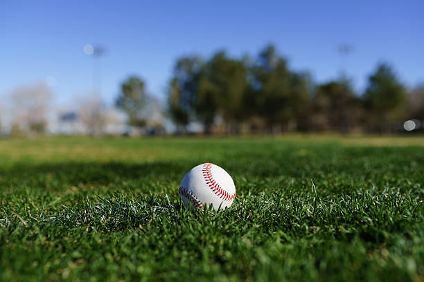 beisebol em um campo de beisebol na califórnia, montanhas - baseball field grass baseballs imagens e fotografias de stock