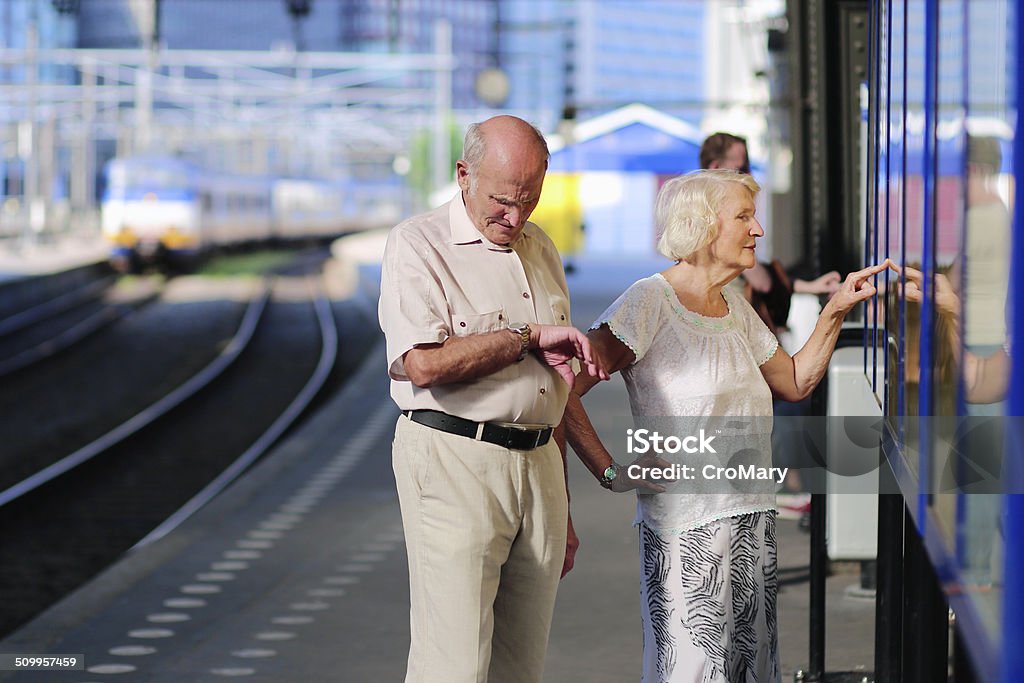 Altes Paar wartet auf Zug am Bahnhof Amsterdam - Lizenzfrei Alter Erwachsener Stock-Foto