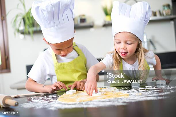 Junge Kinder Glückliche Kinder Lustige Familie Vorbereiten Kuchen In Der Küche Zu Hause Stockfoto und mehr Bilder von Kind