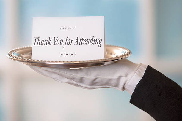 バトラーがご出席のお客様には、「notecard にシルバーの盛り合わせをご賞味ください。 - butler domestic staff waiter tuxedo ストックフォトと画像