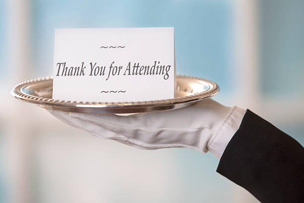 버틀러 고정함 "참여해 주셔서 감사합니다." notecard on 은쟁반. - upper class butler high society serving tray 뉴스 사진 이미지