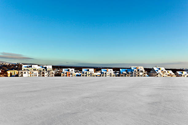 美しい風景、ハウジングエリアで、冬のブルースカイ - snow horizon winter shed ストックフォトと画像