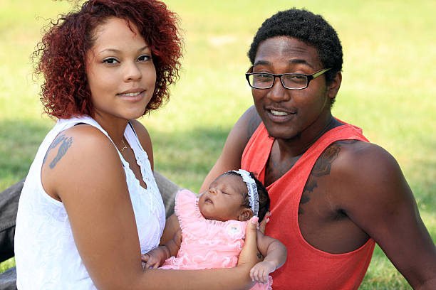 подростковая родителей с их новорожденный ребенок. - teenage pregnancy mother social issues family стоковые фото и изображения