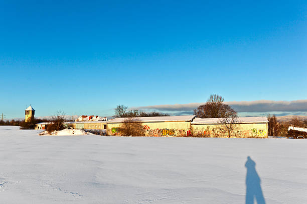 美しい風景、ハウジングエリアで、冬のブルースカイ - snow horizon winter shed ストックフォトと画像