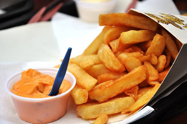 belgische frites mit samurai-sauce - patatas bravas stock-fotos und bilder