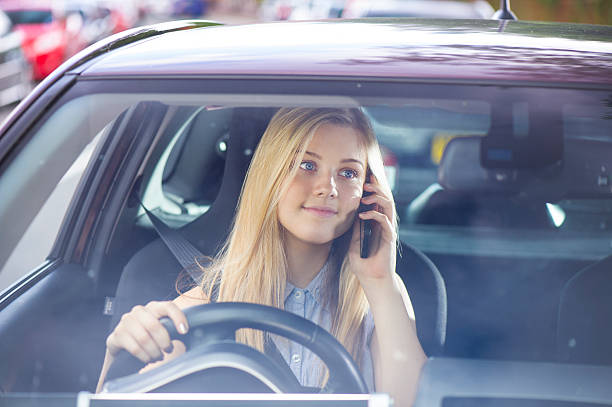 driver sul telefono - car phone foto e immagini stock