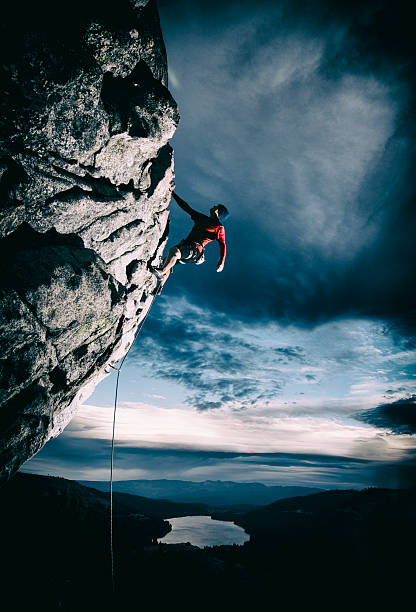 steep rock - escalada en solitario fotografías e imágenes de stock