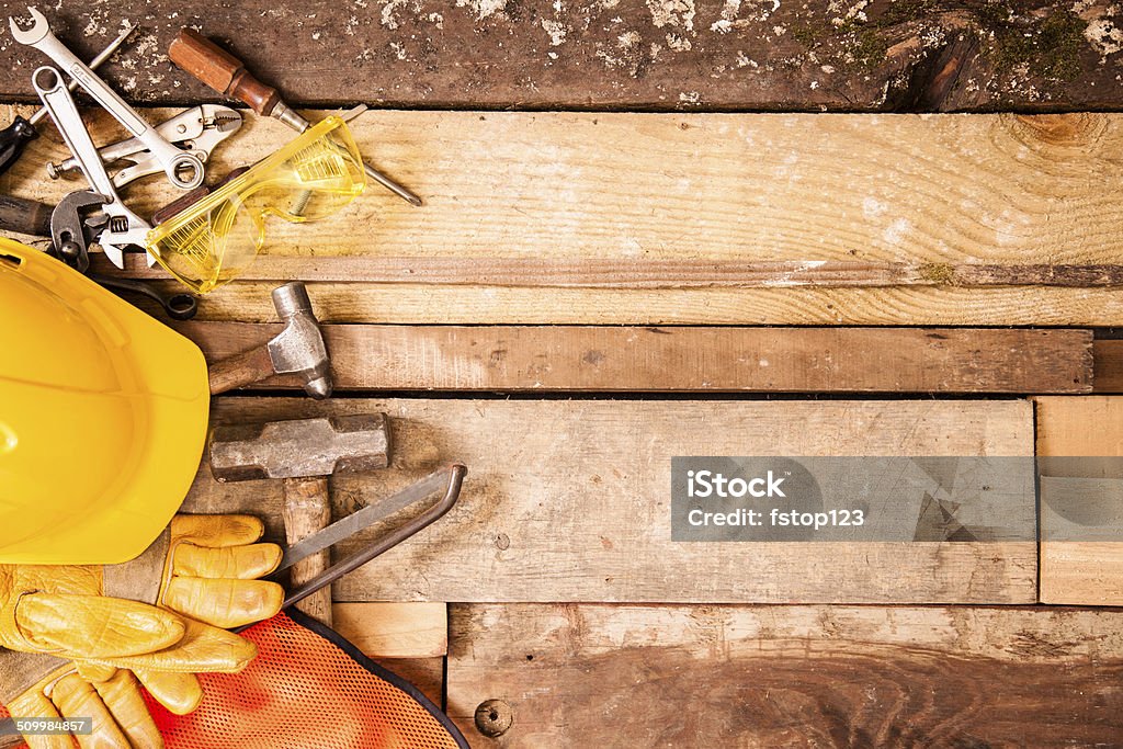Konstruktion, ein Schreiner tools auf der linken Seite.  Alte Holz Brett Hintergrund. - Lizenzfrei Bauarbeiterhelm Stock-Foto