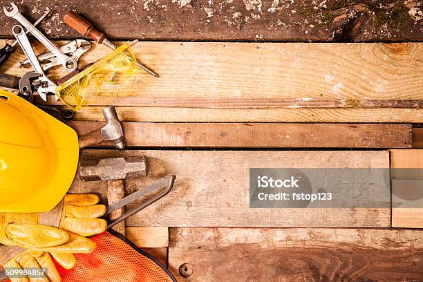 Konstruktion Ein Schreiner Tools Auf Der Linken Seite Alte Holz Brett Hintergrund Stockfoto und mehr Bilder von Bauarbeiterhelm