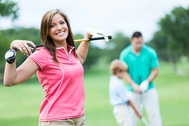 femme jouant au golf en famille - family cheerful family with one child texas photos et images de collection