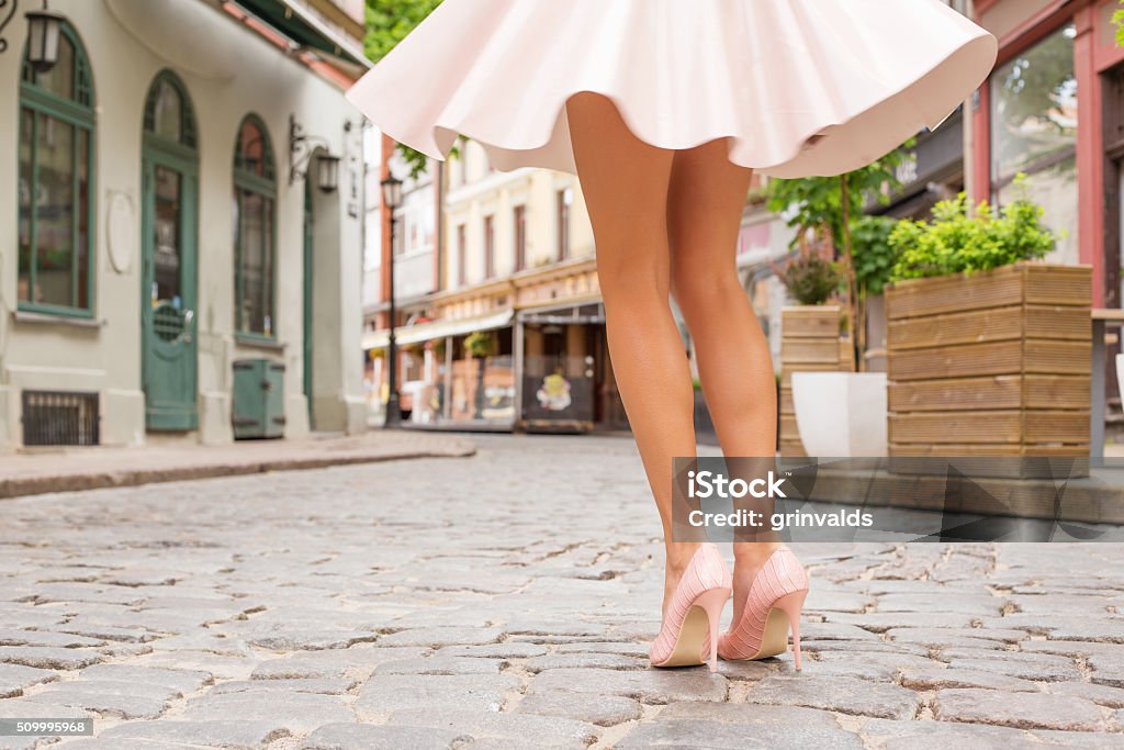 Femme avec belles jambes portant des chaussures à talon haut - Photo de Jupe libre de droits