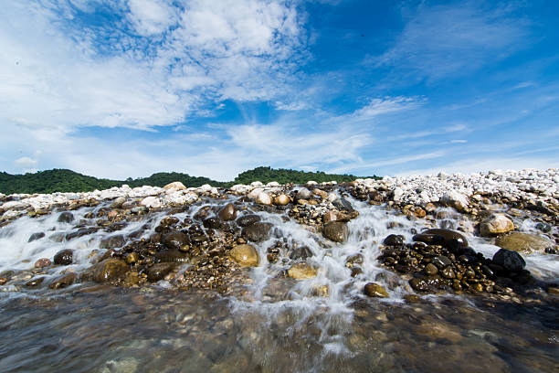 himmel auf erden [ volagonj, sylhet, bangladesch ] - long exposure rock cloud sky stock-fotos und bilder